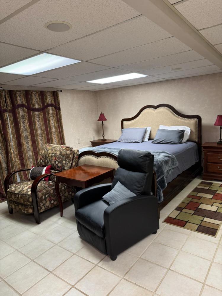 West Linn Relaxing Entire Home WiFi TV Yard BBQ Eateries